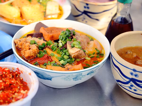 Bún riêu 30 năm bán giờ "hoàng đạo", người Sài Gòn chen cứng xì xụp