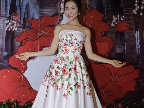 Chứng tỏ độ "lầy lội" nhất showbiz, Hoà Minzy tặng hoa dâm bụt cho khán giả tham gia đêm nhạc