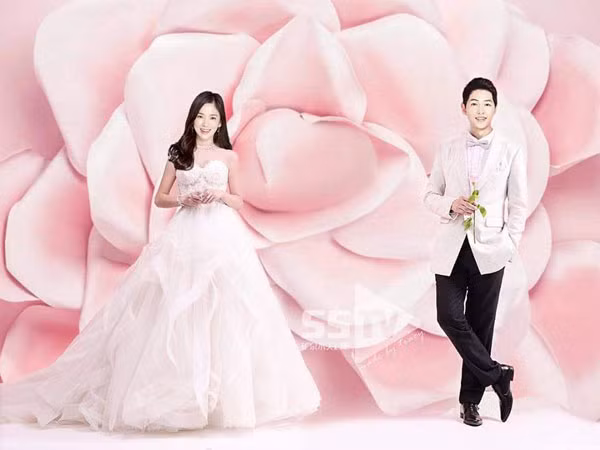 Cặp đôi Song - Song vừa mới báo tin vui, các fan đã thi nhau “chế” ảnh cưới tặng rồi nè!