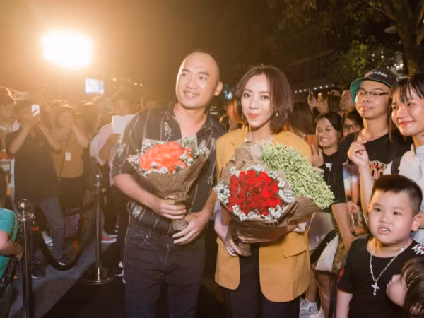 Thu Trang - Tiến Luật hạnh phúc vỡ òa trong fanmeeting "Chị Mười Ba"