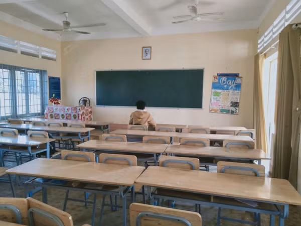 Không cập nhật thông báo nghỉ học do dịch bệnh, nam sinh cắp sách đến trường và cái kết