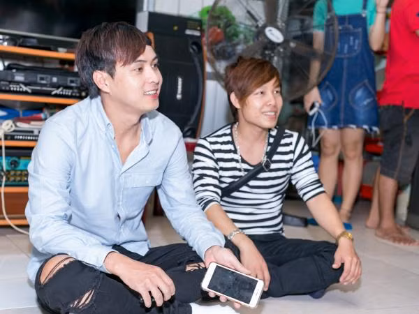 Hồ Quang Hiếu ngồi bệt song ca với cậu bạn có giọng hát giống mình