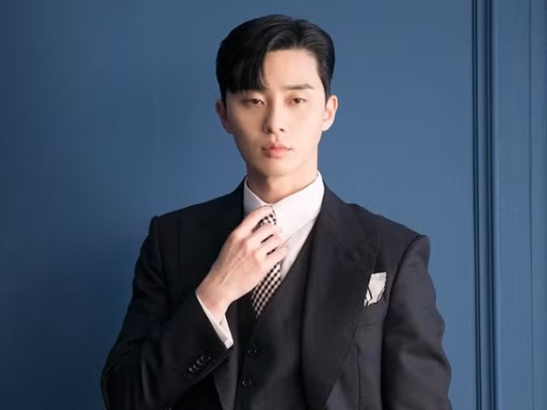 Toàn mặc đồ thiết kế riêng, bảo sao giám đốc Lee Young Joon luôn đẹp ngời ngời