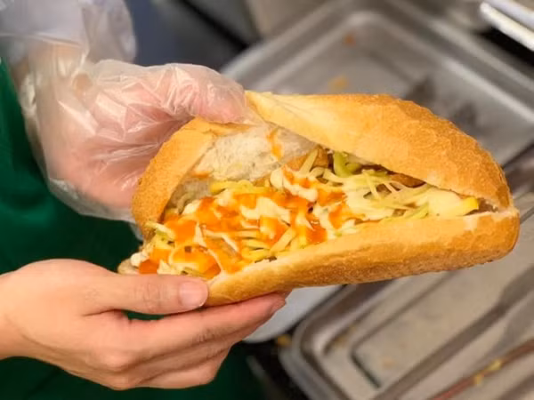 Thưởng thức bánh mỳ chả cá sốt chanh leo nồng nàn trên phố Hà Nội