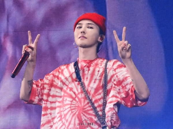 Tranh cãi xung quanh sự cố G-Dragon ngã khỏi sân khấu trong show diễn tại Bangkok