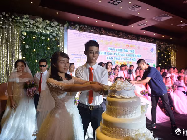Xúc động hình ảnh vợ đẩy xe lăn cho chồng trong ngày cưới