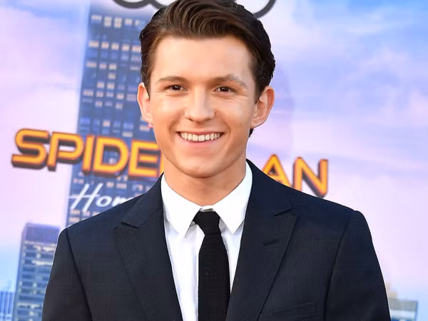 Hết làm lộ nội dung Avengers, Tom Holland còn bép xép cả... "Jurassic World 2"
