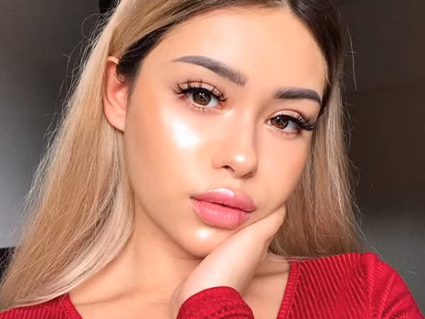 Các cô gái phương Tây đua nhau theo mốt da bóng loáng "soi gương được"