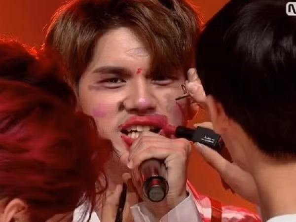 Fan khóc thét khi nhìn các chàng trai Wanna One trổ tài trang điểm cho nhau