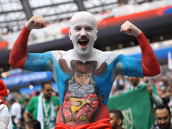 Fan of the day: Những cổ động viên nổi bật nhất được FIFA bình chọn sau lượt đấu đầu tiên