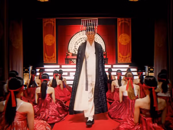 Mino (Winner) "xuyên không" thành quân vương, có cả một hậu cung toàn mỹ nữ