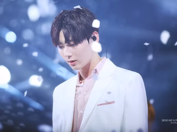 Fan lo lắng cho Minhyun bị dị ứng muối nhưng vẫn phải chụp ảnh ngoài biển cùng Wanna One