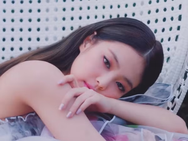 Jennie (Black Pink) lại tiếp tục gây tranh cãi vì biểu diễn quá hời hợt, không có tâm