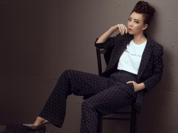 Vừa "nhá hàng" bản điện ảnh "Chị Mười Ba", Thu Trang vỡ òa vì nhận quà 8/3 đầy ý nghĩa