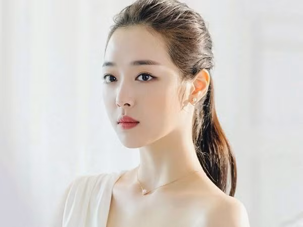 Livestream, không nói gì và khóc suốt 10 phút, chuyện gì đang xảy ra với Sulli?