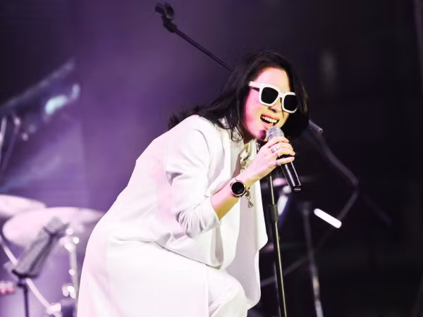 Mỹ Tâm xúc động khi hàng ngàn khán giả Hà Nội hòa giọng cùng loạt ca khúc trong album mới