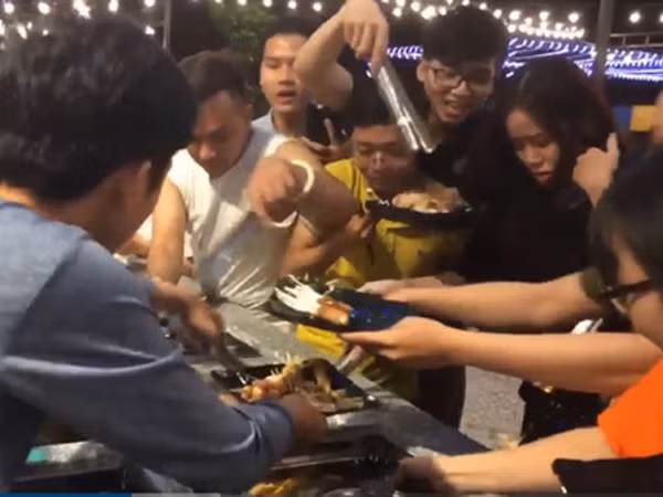 Nóng trên mạng xã hội: Ngao ngán cảnh tranh ăn buffet miễn phí