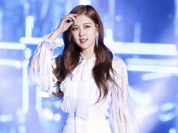 Fan K-Pop không thể ngồi yên khi thấy Rosé (Black Pink) bị đối xử bất công