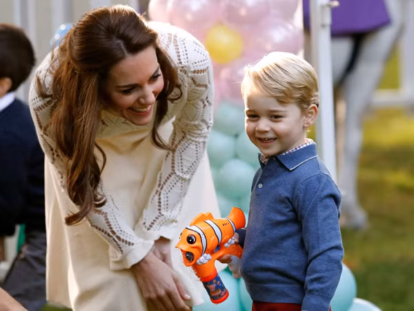 9 khoảnh khắc chứng minh Công nương Kate Middleton là bà mẹ tuyệt vời