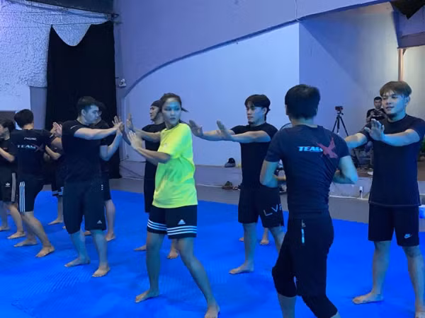 Bất ngờ trước hình ảnh Hoa hậu H'Hen Niê "tả xung hữu đột" trong phòng tập võ 