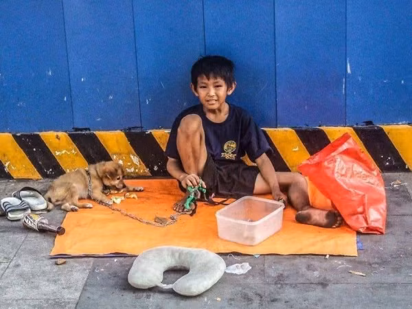 Cậu bé ăn xin và chú cún nhỏ: Khoảnh khắc lay động triệu trái tim với một tình bạn đẹp