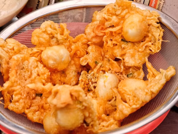 Săn lùng phiên bản trứng cút mới "gây nghiện" ở Sài Gòn - Trứng cút chiên bột sốt me