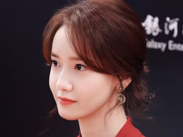 Nhìn Yoona mới biết làn da căng bóng như gương trong truyền thuyết là có thật