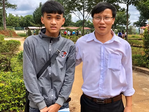 Mẹ bị tai nạn mất ngay trước điểm thi, nhà trường "giấu" để thí sinh tiếp tục làm bài