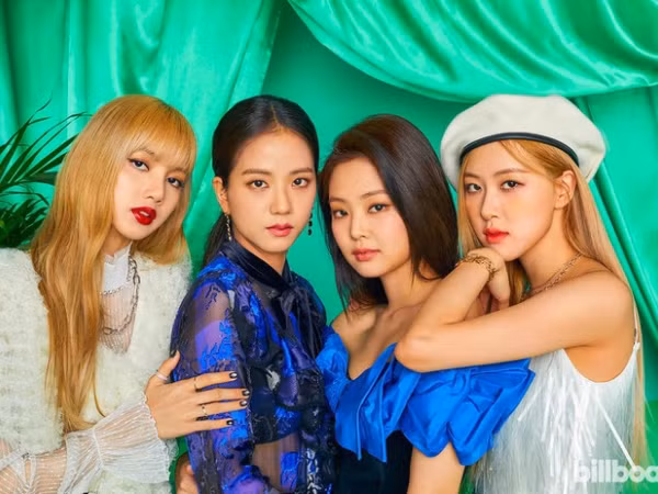 BLACKPINK là nhóm nữ K-Pop đầu tiên lên bìa Billboard, giá một box set lên đến 1,5 triệu đồng