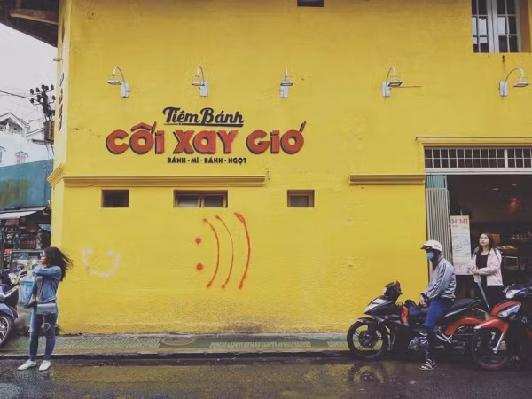 Bức tường "Cối xay gió" ở Đà Lạt lại bị vẽ bậy, nhìn hình vẽ vừa bực vừa... buồn cười