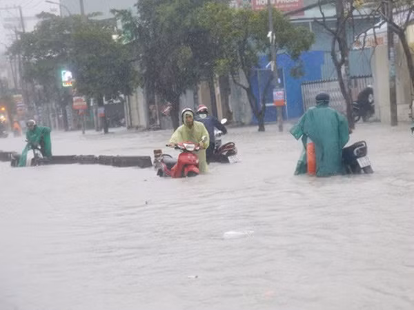 Áp thấp suy yếu từ bão số 9 tiếp tục gây mưa lớn ở nhiều tỉnh phía Nam