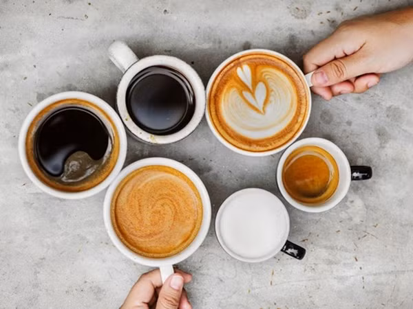 “Tình cảm quan trọng hơn tiền bạc” – chủ tiệm café dừng bán hàng để giúp đỡ… “đối thủ”