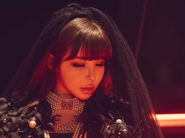 Giữa bão scandal của công ty cũ, Park Bom trở lại sau 5 năm vắng bóng