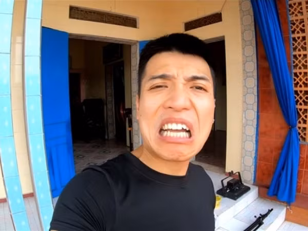 Bị dân tình đồng loạt ném đá, YouTuber NTN làm vội clip "nhặt rác đổi tiền"