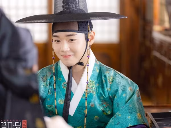 Ngây ngất với tạo hình mỹ nam đẹp hơn hoa của Park Jihoon trong “Flower Crew”