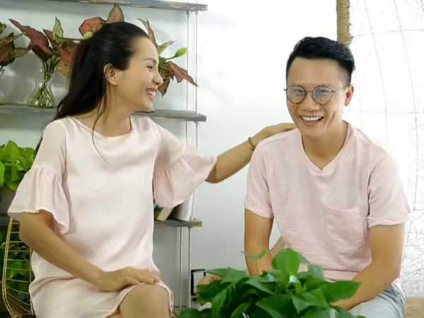 Vợ chồng nam ca sĩ Hoàng Bách thông báo sẽ có thêm em bé trong năm nay