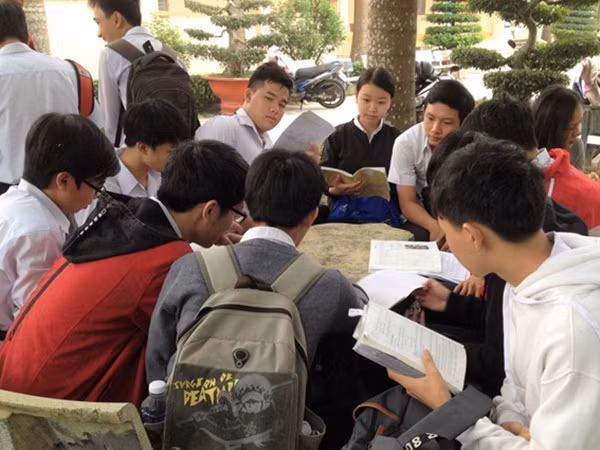 Thi THPT Quốc gia: Sĩ tử tranh thủ xem lại kỹ bài trước khi bước vào phòng thi
