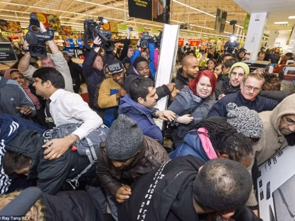 Black Friday tại Mỹ: 10 người chết, 111 người bị thương do chen lấn, ẩu đả lúc mua sắm