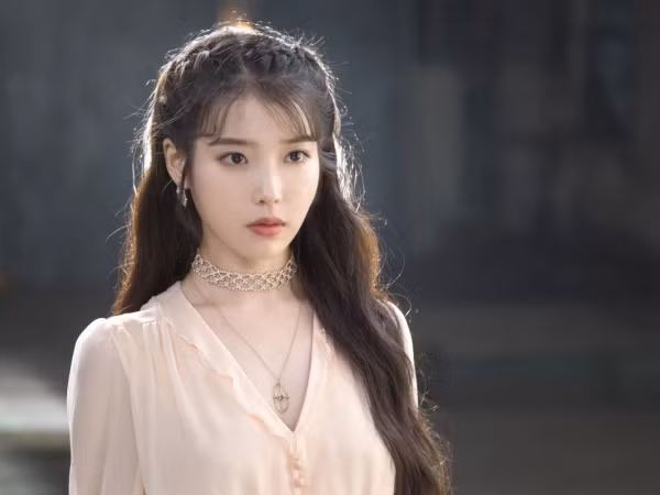 Những món đồ giúp IU trở thành cô tiểu thư quý tộc trong “Hotel Del Luna” 