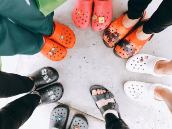 Nhờ các chàng trai BTS, dép Crocs bỗng dưng trở thành trào lưu mới ở Hàn Quốc