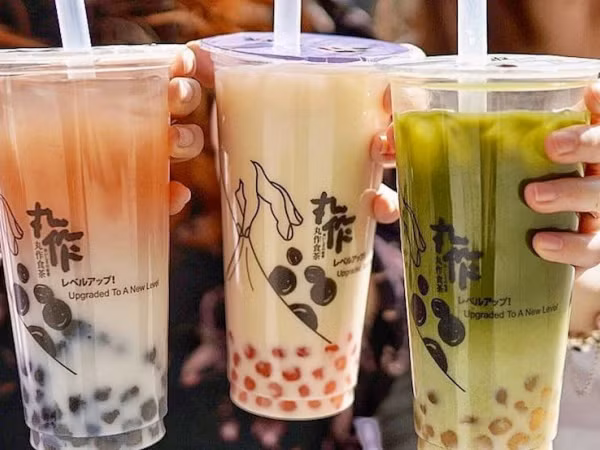 Muốn biết ai đó hòa đồng hay khó gần, hãy nhìn cách họ uống trà sữa 