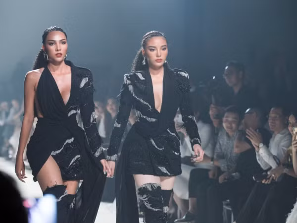Kỳ Duyên nắm tay Minh Triệu "náo loạn" show diễn NTK Lê Thành Hòa với thần thái catwalk "ngất ngây"