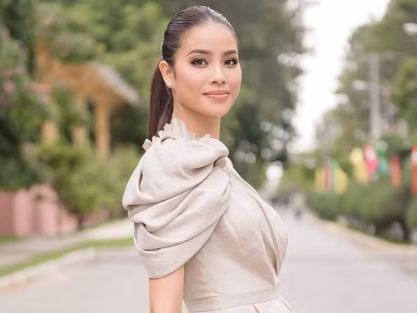 Phạm Hương xinh đẹp lộng lẫy, làm giám khảo cuộc thi "Miss Sakura 2018"