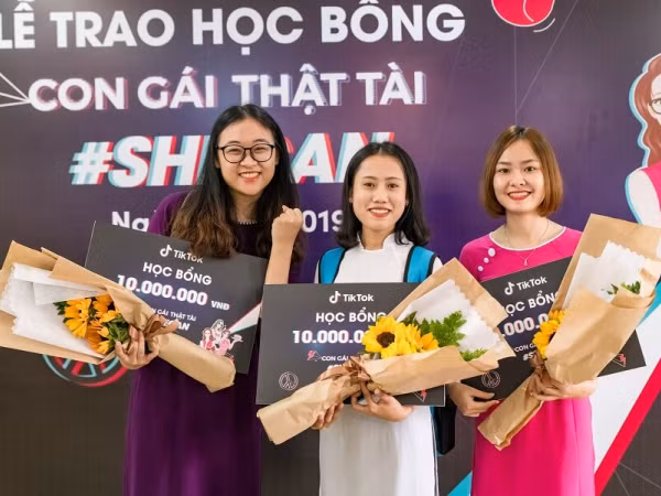 Đại học Đà Nẵng trao tặng học bổng cho 30 nữ sinh viên có thành tích học tập ưu tú 