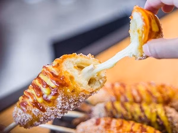Trời mưa lạnh rủ nhau đi ăn xúc xích chuẩn vị Hàn Quốc nóng hổi vừa thổi vừa ăn