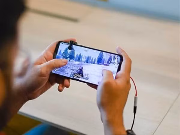 10 sinh viên bị cảnh sát bắt giữ vì... chơi game trên smartphone