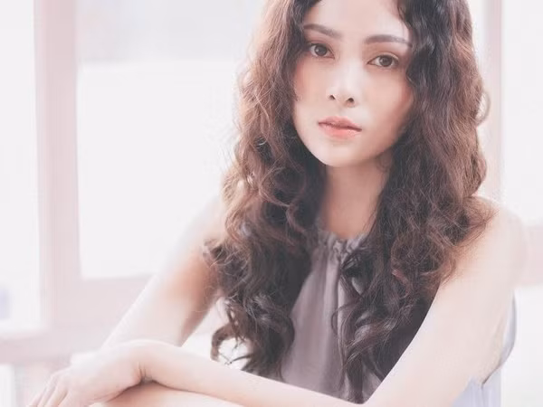 Trưởng nhóm Sgirl hát hit cũ của Hương Giang xúc động đến bật khóc