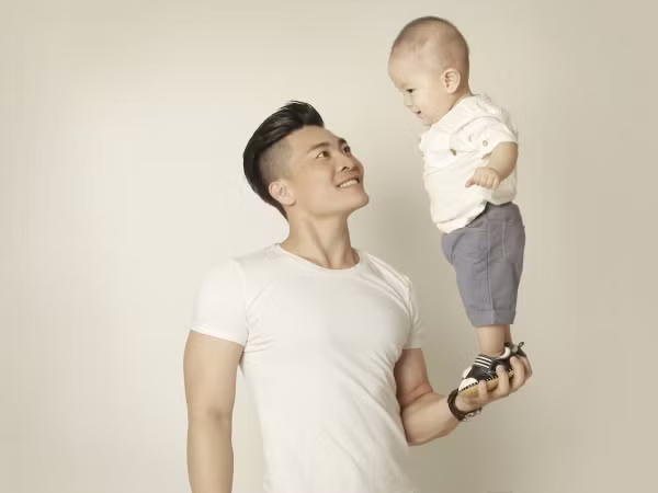 "Hoàng tử xiếc" Quốc Cơ làm xiếc cùng con trai trong bộ ảnh cực đáng yêu