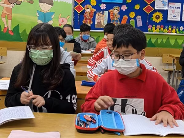 Nhiều trường tại Hà Nội lấy ý kiến phụ huynh về việc đi học lại từ 2/3