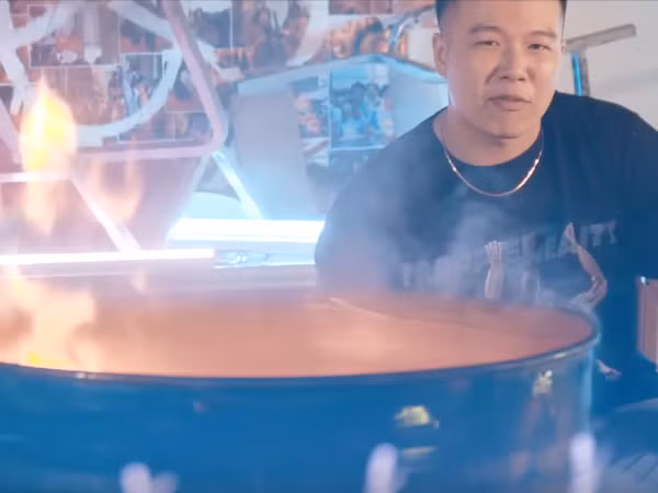 Nam rapper gây phẫn nộ khi tự ý đốt sách vở của học sinh trường chuyên Hà Nội - Amsterdam